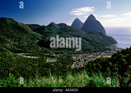 Una vista di chiodi e la città di Soufriere sull'isola di St Lucia nei Caraibi. Foto Stock