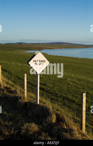 Dh passante posto segno cartello stradale Regno Unito diamante a forma di cartello stradale e la campagna delle Orcadi Scozia post Foto Stock