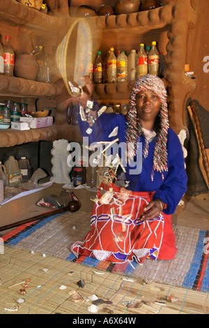 Un tradizionale sangoma gettare oggetti vari che lei utilizza per consultazioni nelle township di Refilwe in Sud Africa. Foto Stock