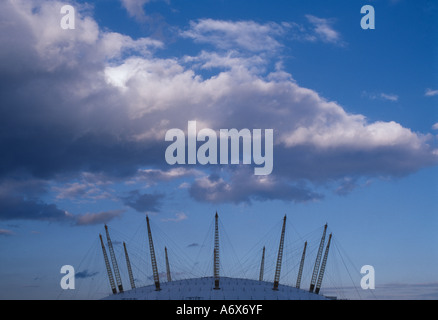 Millennium Dome di Greenwich, Londra, 28 giugno 1998. Cupola ancora sotto costruzione e sotto una nuvola. Architetto: Richard Rogers Foto Stock