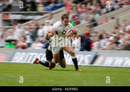 Olly Barkley in procinto di essere affrontati durante la riproduzione per Inghilterra contro i Barbari a Twickenham nel 2006 Foto Stock