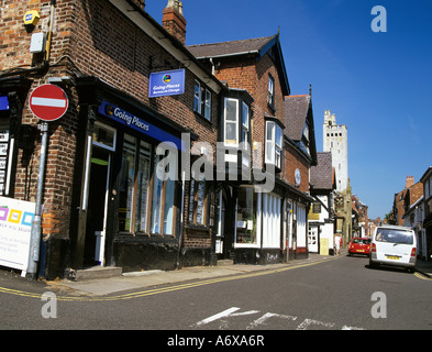 KNUTSFORD CHESHIRE REGNO UNITO Giugno vista lungo le strette King Street in questa bella città Foto Stock