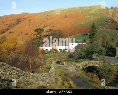 WATENDLATH Lake District Cumbria Regno Unito novembre guardando verso il ponte packhorse oltre Watendlath Beck alta sopra Derwentwater Foto Stock