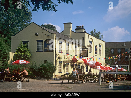 AUDLEM CHESHIRE REGNO UNITO Luglio il Shroppie volare un pub sul lato del Shropshire Union Canal Foto Stock