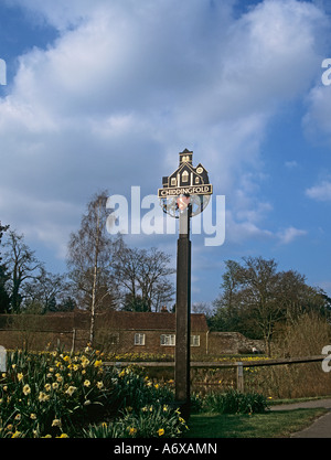 CHIDDINGFOLD SURREY UK Aprile il villaggio segno raffigurante la chiesa di Saint Mary circondato da narcisi Foto Stock