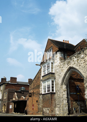 GUILDFORD Surrey in Inghilterra UK Giugno il Castello arco costruito nel 1356 da Giovanni di Gloucester Foto Stock