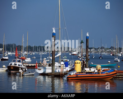 ITCHENOR WEST SUSSEX REGNO UNITO giugno una coppia di donne circa a bordo di uno yacht nel porto di Chichester Foto Stock