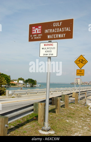 Segno indicante la direzione e il percorso della via navigabile intercoastal sulla costa occidentale della Florida vicino a St Pete Beach FL Foto Stock