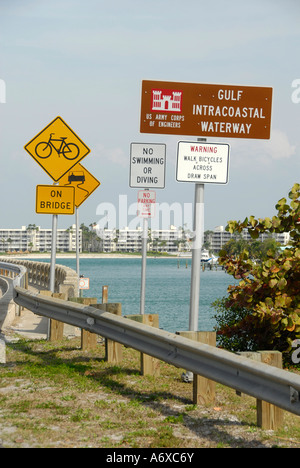 Segno indicante la direzione e il percorso della via navigabile intercoastal sulla costa occidentale della Florida vicino a St Pete Beach FL Foto Stock