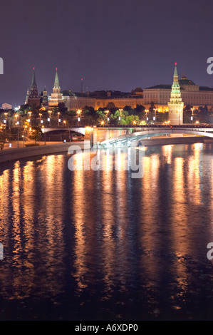 Mosca Russia vista sul Cremlino con bolshoy kamenny ponte che attraversa il fiume Moskva Foto Stock