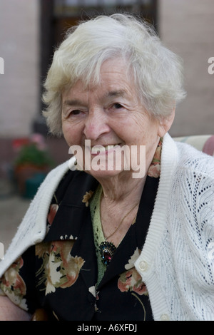 Novantadue anni polacco donna americana attiva fisicamente e mentalmente nel suo cortile in Brooklyn New York MR Foto Stock