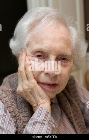 90 anno vecchia donna a casa MR Foto Stock