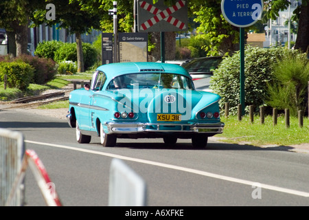 Blu brillante vettura americana su piastre inglese passando oltre il passaggio a livello St Valery sur Somme Francia Foto Stock