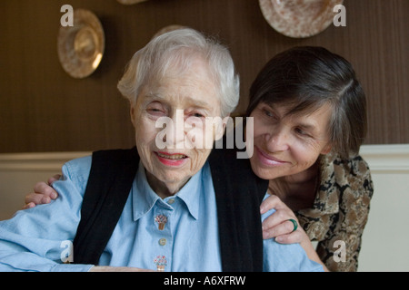 90 anno vecchia donna a casa con il suo custode in Chicago Illinois Foto Stock