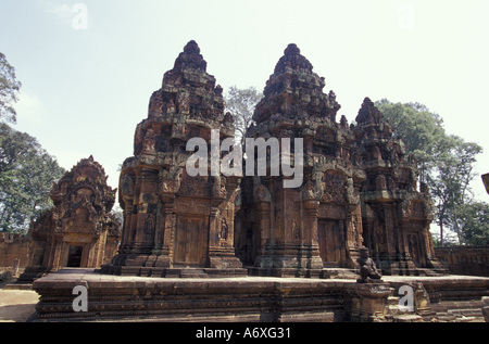 Cambogia Siem Reap, Angkor Wat. La libreria sul lato nord di Banteay Srei Temple, coperto di sculture decorative. Foto Stock