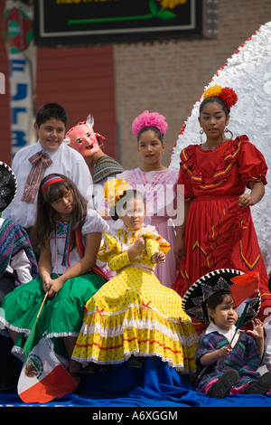 ILLINOIS Chicago ragazzi e ragazze in abito tradizionale ride decorate galleggiante in il giorno dell indipendenza messicana Parade Pilsen Foto Stock