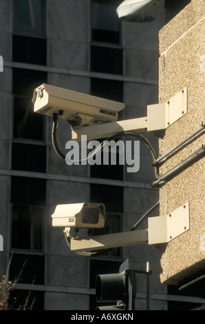 Washington DC e le telecamere di sicurezza montati su un edificio vicino alla Casa Bianca Foto Stock