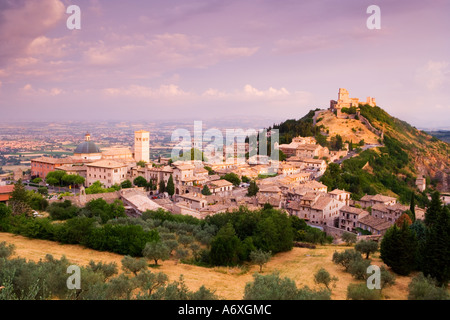 Italia Umbria vista su Assisi all'alba Foto Stock