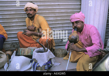 Serpente charmers dall India dotate di snake showoff nel quartiere Thamel Kathmandu in Nepal Foto Stock