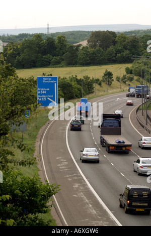 M62 verso Junction 25 dal ponte autostradale con un moderato flusso di traffico Foto Stock