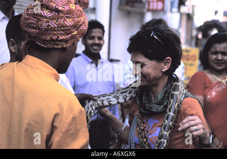 Una donna che si occupano di serpente charmers dall India dotate di snake showoff nel quartiere Thamel Kathmandu in Nepal Foto Stock