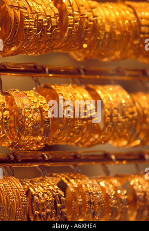 Medio Oriente, Emirati Arabi Uniti Dubai, oro bracciali in Gold Souk (mercati) in Deira Foto Stock