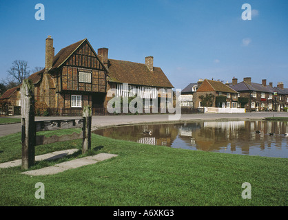 Aldbury Hertfordshire Duck Pond con la Manor House e il vecchio villaggio di scorte Foto Stock