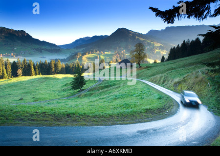 La Svizzera Berner Oberland strada attraverso la valle vicino a Thun Foto Stock