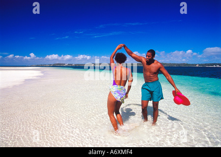 Coppia danzante, Tahiti beach, gomito Cay, Abaco, Isole Bahamas. (MR) Foto Stock