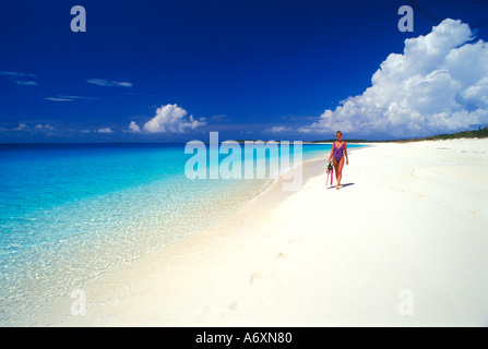 Donna sulla spiaggia incontaminata, concezione Island, Long Island, Bahamas. (MR) Foto Stock