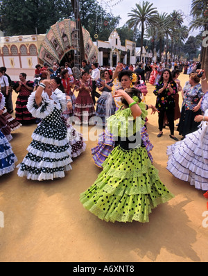 Fiera del Cavallo di Jerez, Feria del Caballo, danza del flamenco femminile vestita di trajes de gitanas (abiti zingari), Jerez de la Frontera, Andalusia, Spagna Foto Stock