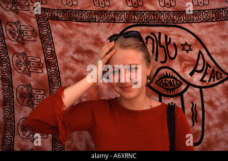 Nuovi immigrati dalla Russia in posa di mercato Tel Aviv Israele Foto Stock