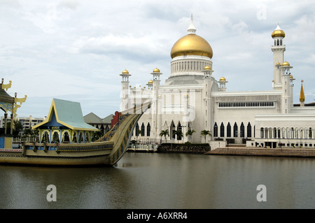 Moschea di Omar Ali Saifuddien e Istana Nurul Iman Brunei Foto Stock