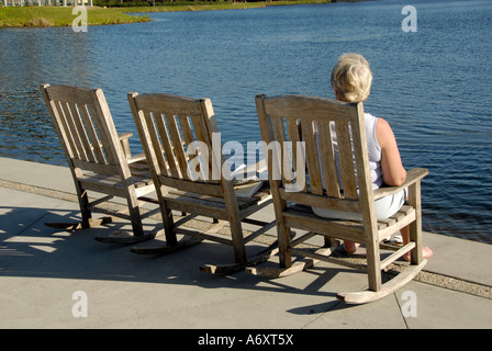 Rockers in legno a Waterfront nella celebrazione Florida vicino a Kissimmee Orlando Disney Area del Parco a Tema di noi Foto Stock