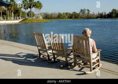 Rockers in legno a Waterfront nella celebrazione Florida vicino a Kissimmee Orlando Disney Area del Parco a Tema di noi Foto Stock