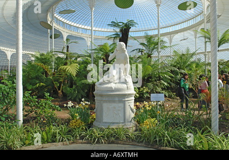 Statua di capodanno nel centro di rinnovato Palazzo Kibble Glasgow Botanic Gardens Foto Stock