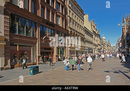 Gli amanti dello shopping a Buchanan Street Glasgow City Centre in Scozia su una soleggiata giornata di primavera Foto Stock