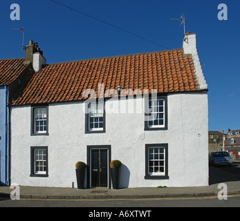 Tradizionale casa bianca nella strada principale di Cellardyke vicino a Anstruther in Fife Scozia Scotland Foto Stock