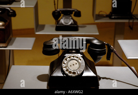 Vintage rotante nera telefoni di rete fissa Foto Stock