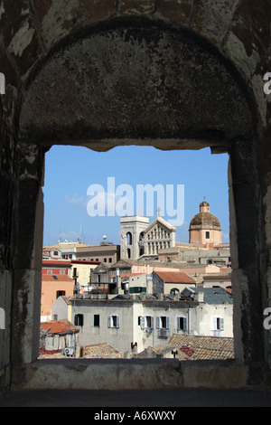 Cattedrale di Cagliari si vede da una finestra su di elefante torre in Cagliari, Sardegna, Italia. Foto Stock