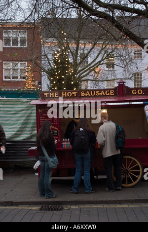 Salcicce calde fornitore nel tradizionale stallo mobile St Sampson s Square York North Yorkshire a Natale Foto Stock
