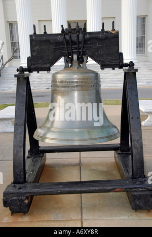 La replica della Liberty Bell di fronte allo storico State Capitol Building si trova a Montgomery in Alabama al Foto Stock