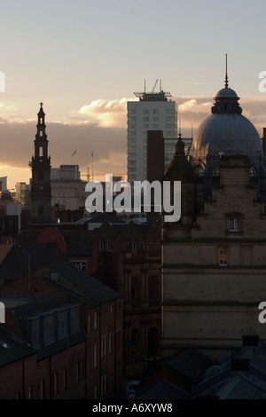 La guglia della chiesa della Santa Trinità Boar Lane contro lo skyline della citta' da 'New York Street' Leeds Foto Stock