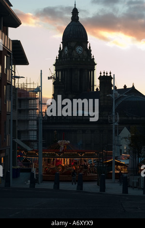 Leeds Town Hall e Millennium Square con fiera continentale Foto Stock