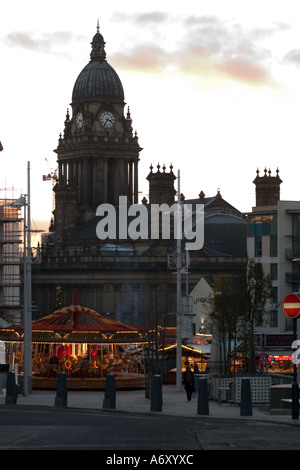 Leeds Town Hall e Millennium Square con fiera continentale Foto Stock