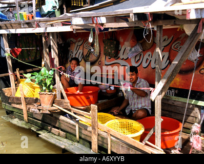 Bangkok pesci di essiccazione al sole del Fiume Chao Praya Foto Stock