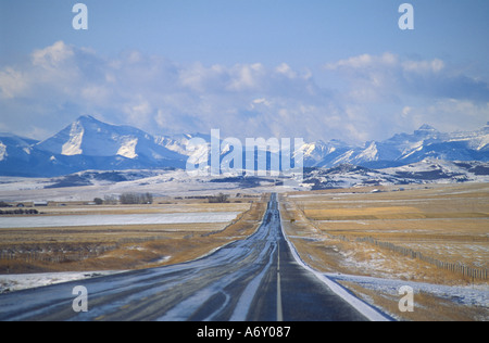 Neve e ghiaccio in Canada di Route 22 in inverno verso le montagne rocciose in Alberta Canada con assenza di traffico Foto Stock