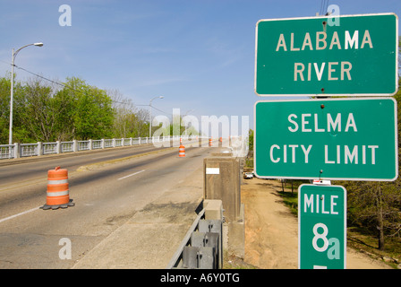 Città segno limite ai piedi di Edmund Pettus Bridge nella storica Selma Alabama AL Foto Stock