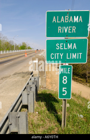 Città segno limite ai piedi di Edmund Pettus Bridge nella storica Selma Alabama AL Foto Stock