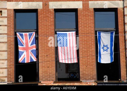 Bandiere degli Stati Uniti Gran Bretagna e Israele appendere in windows in un edificio Foto Stock